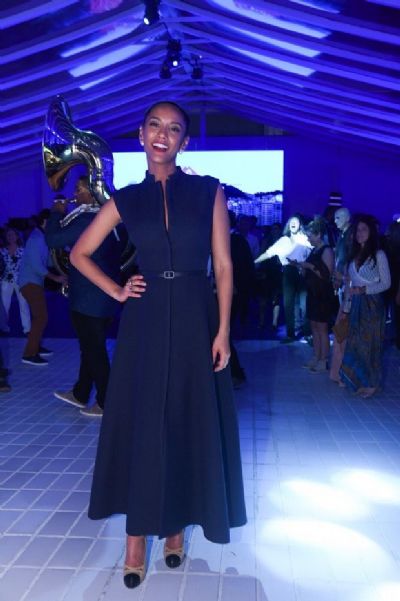 Ta�s Ara�jo brilha de longo Dior em festa na piscina do Copacabana Palace