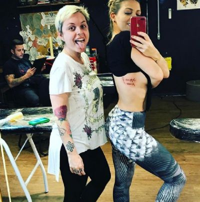 Sheila Mello exibe nova tatuagem e recebe elogios dos f�s: 