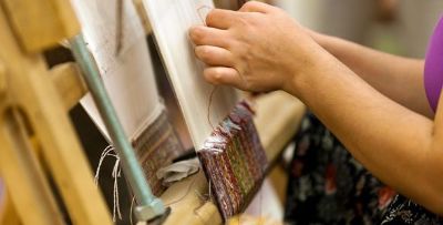 Oficina na UFMT ensina a fazer redes e mantas para beb�s no tear