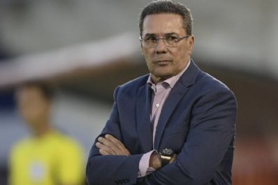 ​Corinthians anuncia sa�da do t�cnico Vanderlei Luxemburgo e sua comiss�o t�cnica