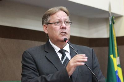 O Regimento Interno est� sendo rasgado ao meio no plen�rio da C�mara�, declara Gilberto Figueiredo