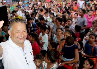 Solidariedade e alegria fizeram parte do Dia das Crian�as no Bairro Dr. F�bio Leite em Cuiab�.