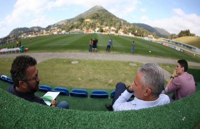 Dia de estreia: em seu primeiro treino na Granja, Tite ter� 16 dos 24 convocados