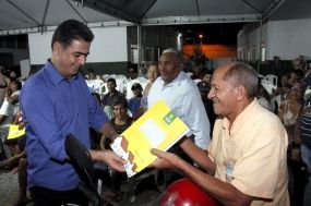 Prefeito entrega 374 t�tulos de posse definitivos para tr�s bairros da regi�o Norte de Cuiab�