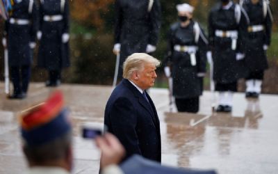 Trump planeja or�amento como se fosse vitorioso