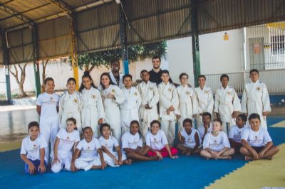Alunos da EMEB Firmo Jos� Rodrigues recebem conjuntos de quimonos do Instituto Rea��o