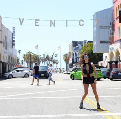 Com body decotado, Thaila Ayala posa na Calif�rnia