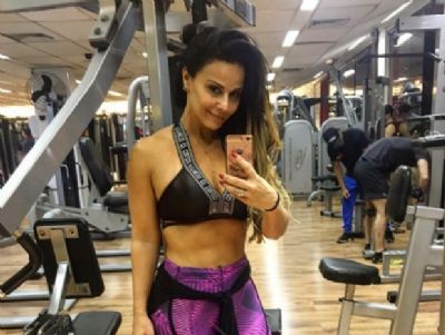 Aos 42, Viviane Ara�jo tira onda com barriga sarada � mostra