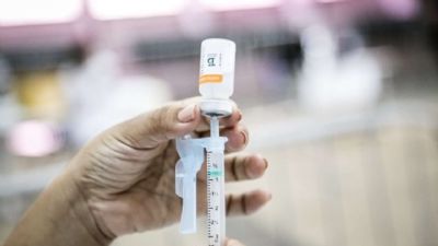 ​Primeira remessa de vacina bivalente chega a Cuiab�