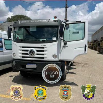 ​Caminhonetes e caminh�o roubados e que seriam levados para a Bol�via s�o recuperados na fronteira