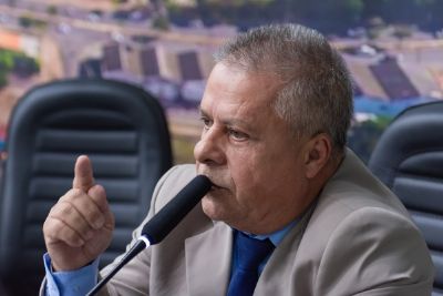 Presidente da C�mara l� nota de rep�dio contra Edna Sampaio por ofensa a vereadores