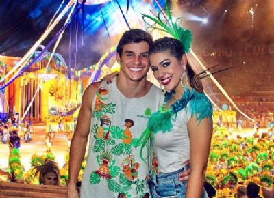Ex-bbbs Vivian e Manoel curtem festival de Parintins