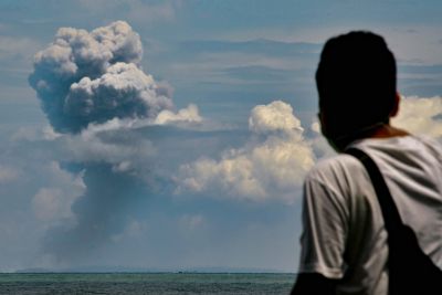Vulc�o Anak Krakatoa entra em erup��o na Indon�sia
