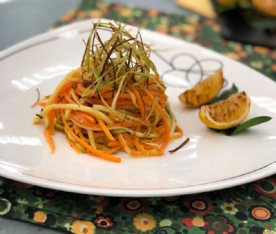 Espaguete de Abobrinha e Cenoura com Molho de Manteiga