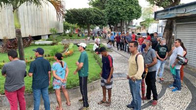Busca por regularizar CPF para obter aux�lio emergencial causa filas em ag�ncias da Receita