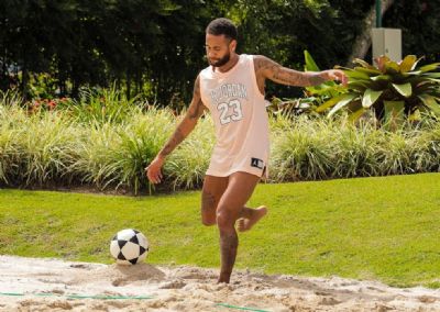 Neymar se prepara para receber chamada de retorno do Paris Saint-Germain