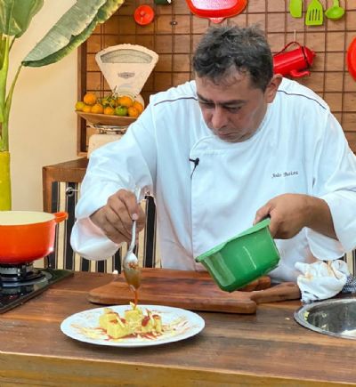 Batista ensina pamonha com calda de goiabada e queijo coalho para celebrar o Dia de S�o Jo�o