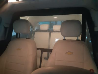 Motorista cria sistema de som, adapta ar e isola passageiros