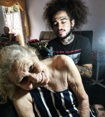 Av� faz primeira tatuagem aos 75 anos com o neto em S�o Tom� das Letras, MG