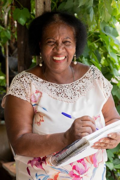 Aos 76 anos, idosa que aprendeu a ler e escrever depois dos 50 lan�a livro de poemas