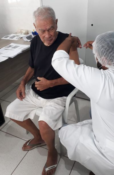 Idosos de 6 abrigos come�am a ser vacinados contra a Covid-19 em Cuiab�