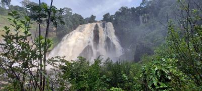 Banhista desaparece ap�s cair em cachoeira e bombeiros fazem buscas em MT