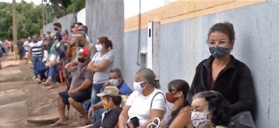 Idosos madrugam em fila, vacinas acabam e campanha � suspensa em Rondon�polis (MT)