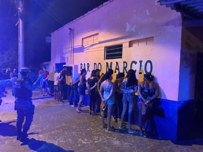 Pol�cia flagra clientes aglomerados em bar sem alvar� e 13 s�o presos e multados em MT