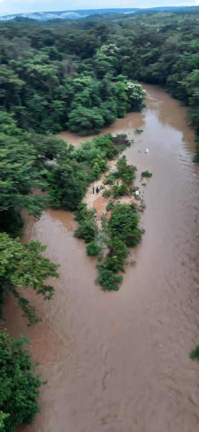Cabe�a d'�gua deixa cinco pessoas ilhadas no Rio Coxip�;