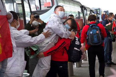 Wuhan tem festa de luzes para comemorar fim de confinamento ap�s 76 dias; alerta continua