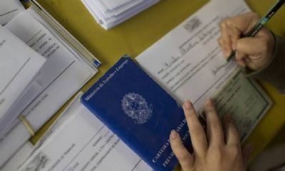 Desemprego atinge recorde de 14,4% no trimestre encerrado em agosto