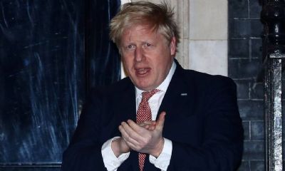 Boris Johnson � internado com sintomas persistentes do coronav�rus