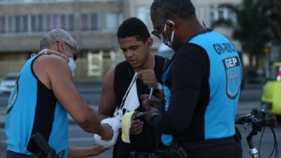 Guarda Municipal multa apenas dez pessoas ao dia por falta de m�scara no Rio