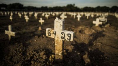 Brasil � o �nico pa�s do mundo ainda com m�dia di�ria de mais de mil mortes por Covid-19