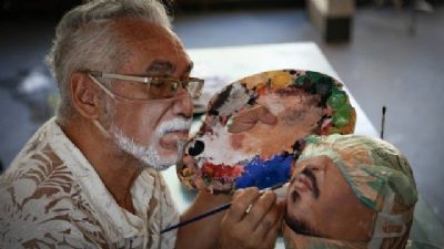 Artista pl�stico do Rio faz sucesso com m�scaras personalizadas com o rosto das pessoas