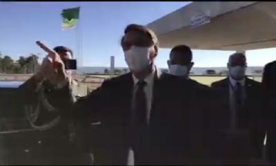 Bolsonaro admite atrasar 'um pouco' o Enem 2020, mas diz que prova tem que ser aplicar esse ano