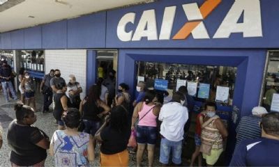 Bolsonaro trabalha com duas alternativas para novo valor do benef�cio