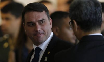 Quando Fl�vio Bolsonaro recebeu os dois relat�rios da ABIN