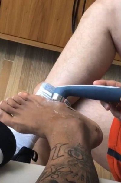 Neymar mostra o estado do p� direito um m�s ap�s fratura; confira