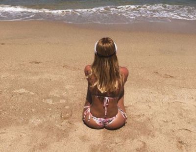 Zilu God�i passa carnaval na praia e exibe boa forma em clique na web